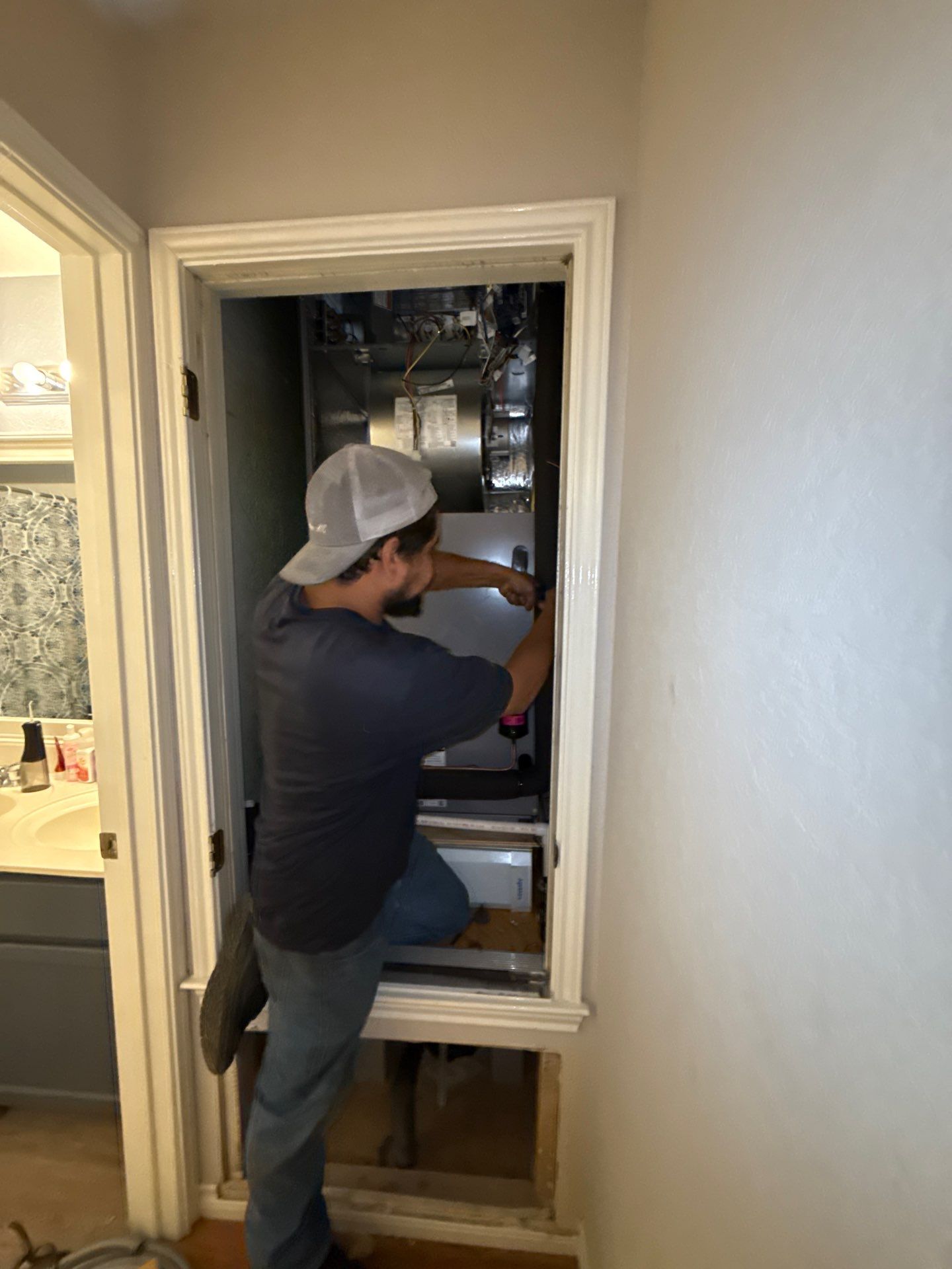 Moorhead Service Company installing a brand new air conditioning unit for a Seguin residence